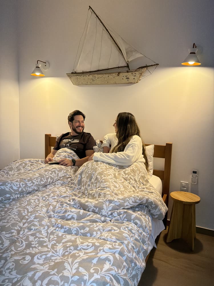 Casal em quarto de hospedagem
